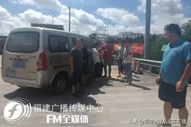 一辆车塞了17个人？！民警都傻眼图片