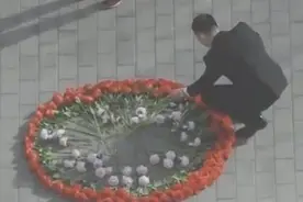 北京男孩摆“花圈”求婚，幸得配送员出手相助，审美一个天一个地图片