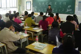 家长会小插曲：“请倒数第一学生家长讲话”，妈妈发言后老师道歉图片