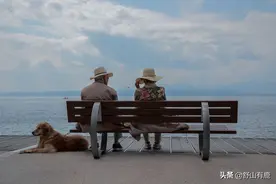 人过60岁，无论儿女孝不孝顺，要紧握这5张“底牌”，保全自己图片