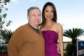 杨紫琼和74岁老公罕见秀恩爱，皮肤松弛抢镜，小鞋挡不住拇指外翻图片