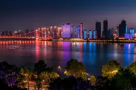 2020年第一场旅游：夜游武汉长江大桥，璀璨霓虹令人激动不已图片