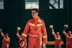 “新疆帅气消防员”爆红，八块腹肌小狼狗：哥哥，我的心里着火了图片