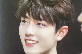 肖战最新广告大片，调皮迷人上演“贴脸杀”，头发翘起一边太可爱图片