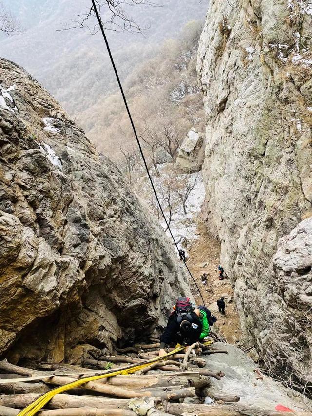 郑州驴友徒步经典户外线路，万丈梯刀背山穿越小长城黄金大草原