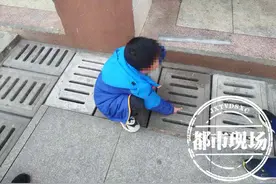 老师报警：南昌一小学生手卡下水道井盖，取不出来了图片