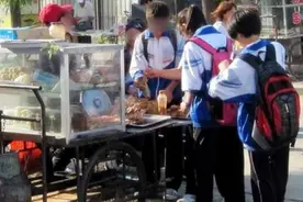 学校门口的那些让你回忆满满的美食小吃！小吃摊的存在合理吗？图片