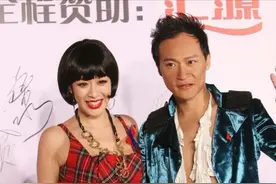 陈志朋疯了吧？西装内只穿个衬衣领子，比钟丽缇穿的还性感图片