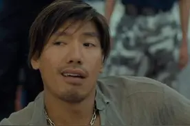 57岁“乌鸦哥”张耀扬，昔日大反派，如今霸气不复存在出行坐轮椅图片