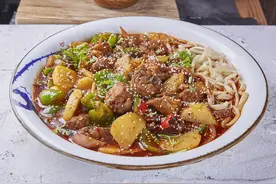 河南版新疆大盘鸡做法，土豆软糯鸡肉鲜香，你会做吗？图片