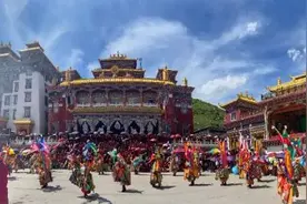 德格佐钦格萨尔藏戏开演了图片