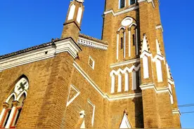 滑县一小镇繁华的街道建筑中，深藏着一座精巧的哥特式天主大教堂图片
