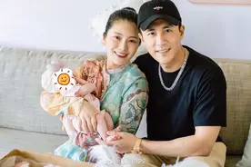 杜淳老婆母乳崩溃：孩子一碰奶头就哭，整个哺乳期我都在用吸奶器图片