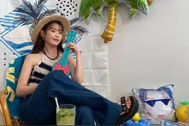IU晒“宅家度假”照，黑色抹胸配围裹吊带性感大胆，这搭配太少见图片