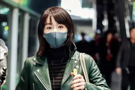 王子文穿平底鞋也能有大长腿，皮衣+喇叭裤很洋气，会穿搭太重要图片