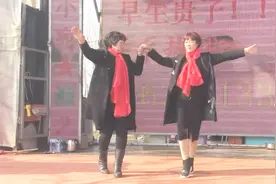 河南农村婚礼，喜婆婆上台跳了一段广场舞，没想到会有这样的效果视频封面