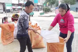 农村阿钦：家里晒稻谷，天空一片乌云压过来，全家急忙收稻谷