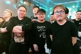 “一辈子不会道歉”和碧哥连麦后小智怒怼观众：一年三百万太落魄图片