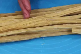 小心别再买到“毒腐竹”，教你3招，轻松辨别，尽早告诉家人图片