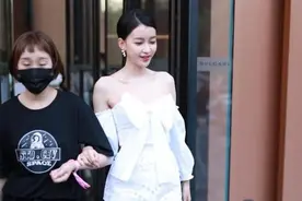 孙怡气质绝了！穿白色短裙搭配一字带凉鞋，一身白到发光太晃人图片