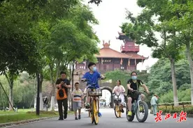 雨水在路上，武汉人端午返程注意交通安全图片