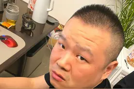 岳云鹏家不愧是吃饺子狂魔，找各种理由包饺子吃，太有趣了图片