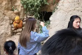 河北小伙扮孙悟空，被游客投喂香蕉，网友：下个月就可以演猪八戒图片