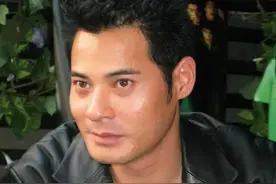 黄智贤夫妇手牵手逛街，被妻子喂食雪糕太甜蜜，相恋31年拒绝生娃图片