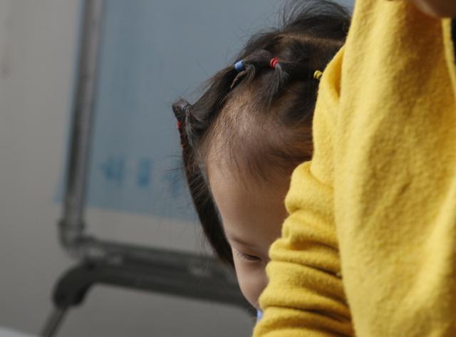 3岁女孩要变身奥特曼打败怪兽，妈妈说：女儿的坚强让我自愧不如