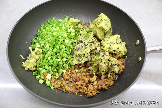 这菜好多人只知道炒着吃，却不知做馅包饺子才叫鲜，韭菜都靠边站