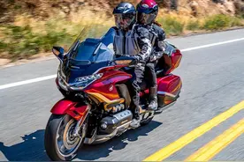 本田金翼GL1800，配21L大油箱，功率93kw，旅行车中的王者图片