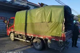 用篷布遮盖？这辆行驶在溱湖大道上的货车成功引起交警的注意图片
