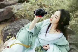 小说：拍卖会上，面对恶势力以势压人，废材小伙丝毫不惧当场打脸图片