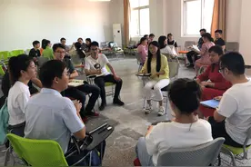 大一新生如何做自我介绍？牢记“2说4不说”，帮你获得好人缘图片