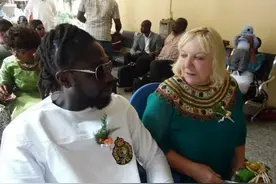 63岁老太嫁33岁小鲜肉花光所有积蓄，如今后悔发现：他不爱我图片