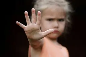 别再问孩子“喜欢爸爸还是妈妈？”避免造成孩子“选择困难”图片