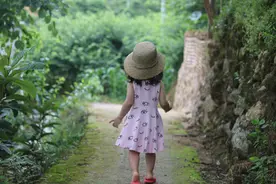 农村小孩都在玩些什么呢？任意兜兜，串串门，这就是最大的快乐图片