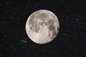 超过了主星的1/4，无论是原生的还是捕获的，月球都太大了图片