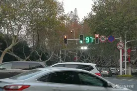 自动挡等红灯，D挡+脚刹，还是N挡+手刹？图片