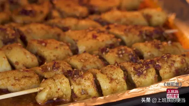 馋嘴街边的烤面筋，教你在家做，面筋劲道有嚼劲，2斤粉做一大把