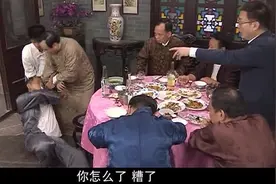 男子为了和太子炳拼酒，喝到自己口吐白沫晕倒，房里的人都吓坏了视频封面
