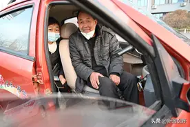 残疾大哥路遇陌生女子，开三轮车免费接送6年，还想摘肾救她的命图片