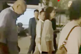 赵又廷月内两次探班老婆，夫妻带长辈游苏州，高圆圆父亲罕有现身图片