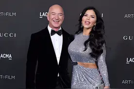 世界首富和未婚妻闪耀红毯！未婚妻穿露腰亮片裙太美，身材太赞了图片