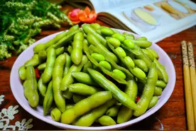 煮毛豆，冷水煮还是开水煮？学会3个技巧，毛豆绿油油的，很入味图片