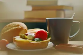 孩子早上刚睡醒，6种食物别当“早餐喂”，伤脾胃还可能影响发育图片