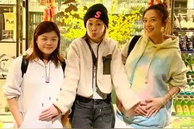 应采儿待产显轻松，陈小春老婆和俩闺蜜聚会，肚子超大合影还站着图片