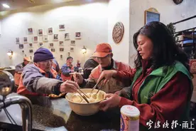 酒吧打烊后变早餐店 宁波这对夫妻连续6年冬天为环卫工人提供爱心早餐图片