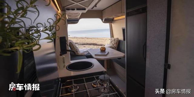 德国MAN轻客变身房车,2.0T+8AT有劲,坐在车尾还能随时烧烤野餐