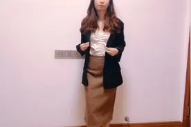 春天如何穿出优雅气质？这4款半身裙穿搭，让你显瘦美翻天视频封面